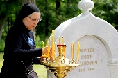 Мемориальная плита на могиле Петра Перцева