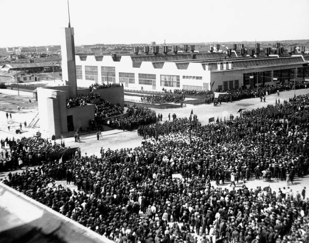 Рис. 1. Митинг в честь пуска Челябинского тракторного завода. 1933 год.jpg