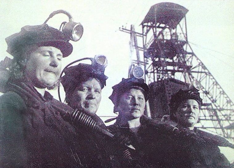 Женская бригада на шахте Кузбасса, 1942 год.jpg