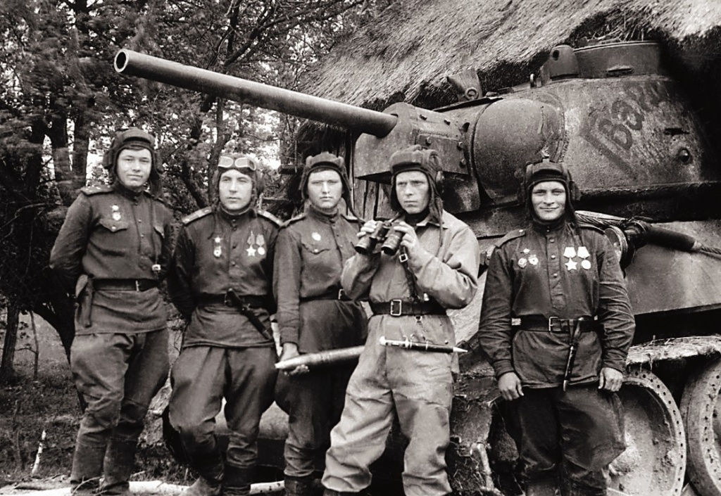 1. Перед началом Львовской операции.Экипаж танка.1944 г..jpg