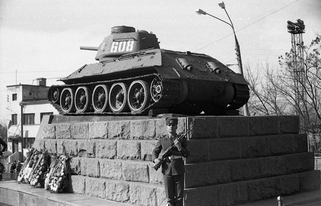 01 Памятник-танк 1984г.jpg