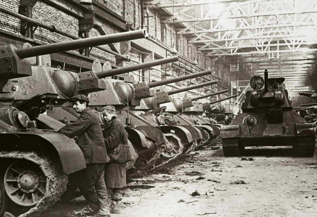 Рис. 3. Танки Т-34 в цеху Челябинского Кировского завода. 1942 год.jpg