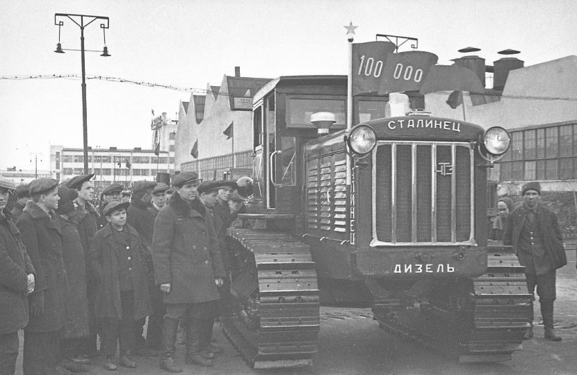 Рис. 2. Торжественный митинг по случаю выпуска 100-тысячного трактора. 1940 год.jpg