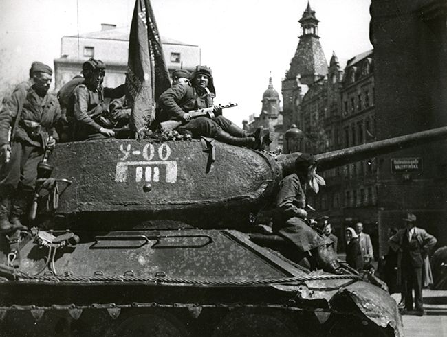 Челябинские танкисты в Праге.jpg