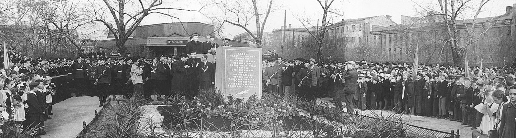 Митинг в честь закладки памятника добровольцам - танкистам 63 ЧДТБ, Челябинск, 1958=.jpg