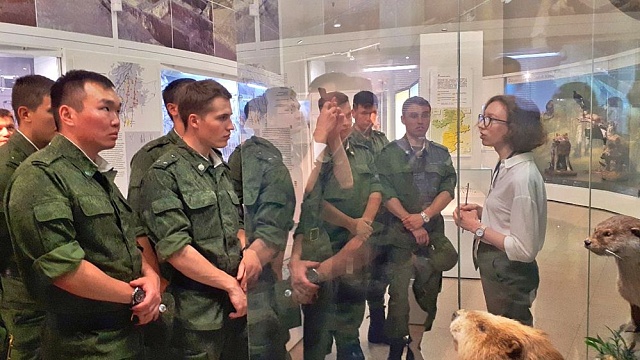 Выпускники-пограничники начали службу с визита в музей