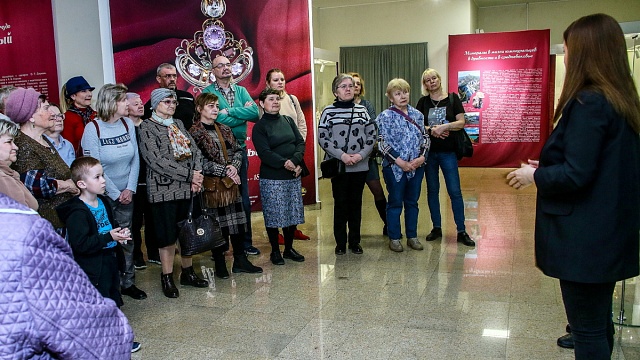 На языке жестов: экскурсия по выставке «Уральское чудо. Каменный цветок»